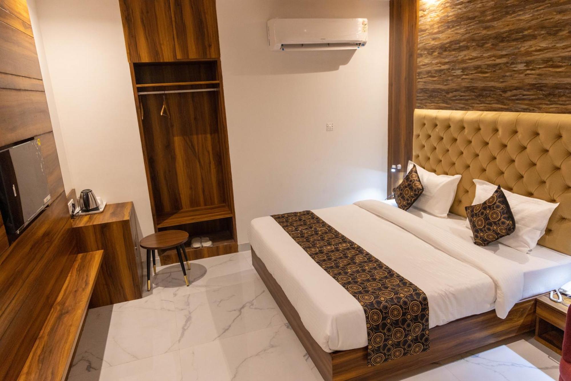 Hotel The Jewels Zirakpur Exterior photo